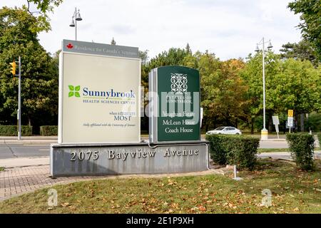 Toronto, Kanada - 29. September 2020: Das Schild des Sunnybrook-Krankenhauses ist am 29. September 2020 am Eingang in Toronto, Kanada, zu sehen. Stockfoto