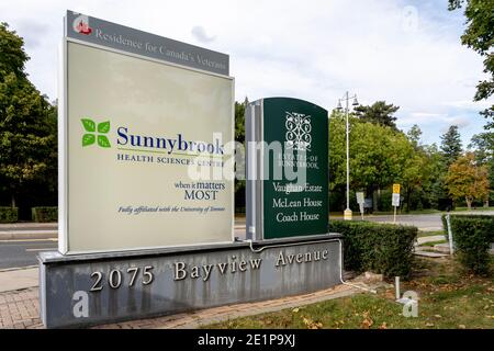 Toronto, Kanada - 29. September 2020: Das Schild des Sunnybrook-Krankenhauses ist am 29. September 2020 am Eingang in Toronto, Kanada, zu sehen. Stockfoto