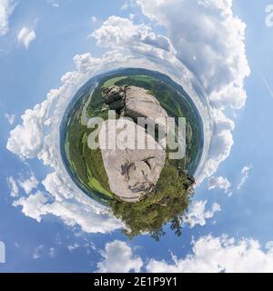 Kleiner Planet 360 Grad Panorama der sächsischen schweiz mit Fluss elbe und Felsen Stockfoto