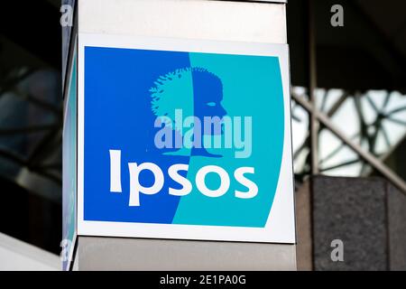 Toronto, Kanada - 29. September 2020: Nahaufnahme des Ipsos-Logos außerhalb des Bürogebäudes in Toronto, Kanada. Stockfoto