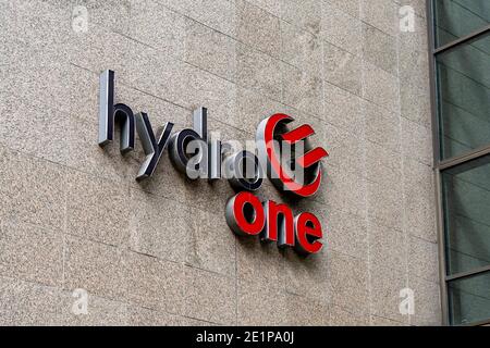 Toronto, Kanada - 29. September 2020: Nahaufnahme Hydro One Schild auf dem Gebäude in Toronto. Stockfoto