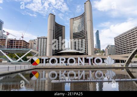 Toronto, Kanada - 29. September 2020: Das neue Toronto-Schild auf dem Nathan Phillips Square wird am 29. September 2020 mit dem Toronto City Hall im Hintergrund gesehen. Stockfoto