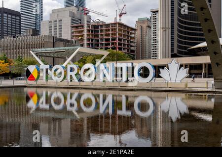 Toronto, Kanada - 29. September 2020: Das neue Toronto-Schild auf dem Nathan Phillips Square wird am 29. September 2020 mit dem Toronto City Hall im Hintergrund gesehen. Stockfoto