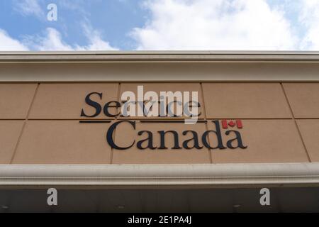 Cambridge, Ontario, Kanada - 27. September 2020: In Cambridge, Ontario, Kanada, ist ein Schild von Service Canada zu sehen. Stockfoto