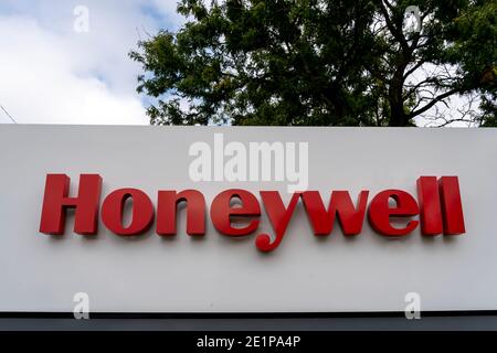 Cambridge, ON, Kanada - 27. September 2020: Nahaufnahme des Honeywell-Zeichens in Cambridge, ON, Kanada Stockfoto