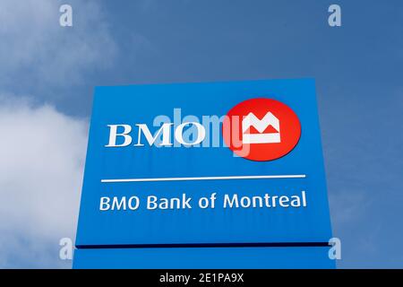 Cambridge, ON, Kanada, 27. September 2020: Nahaufnahme des BMO-Schildes (Bank of Montreal) mit blauem Himmel im Hintergrund in Cambridge, Ontario, Kanada. Stockfoto