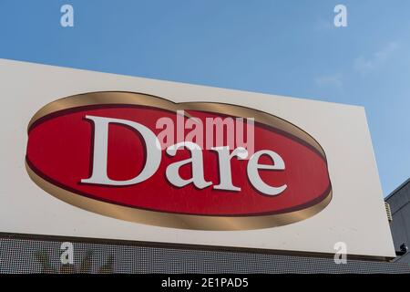 Cambridge, Ontario, Kanada - 27. September 2020: Nahaufnahme des Dare-Zeichens in ihrem Unternehmensbüro in Cambridge, Ontario, Kanada. Stockfoto