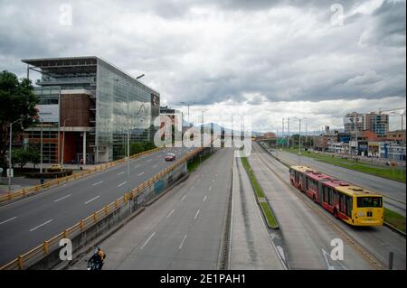 Kleine Gruppen von Taxis und Transportfahrzeuge entlang der öffentlichen Verkehrsmittel werden in der Autopista Norte gesehen, wie Bogota in einer 4 Tage strengen Quarantäne eintritt. In B Stockfoto