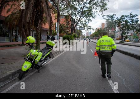 Die kolumbianische Polizei hat Kontrollpunkte festgelegt, um sicherzustellen, dass soziale Distanzierungsmaßnahmen von Bürgern befolgt werden, wenn Bogota in eine 4-tägige strenge Quarantäne eingeht. Iin Stockfoto