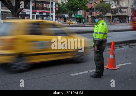 Die kolumbianische Polizei hat Kontrollpunkte festgelegt, um sicherzustellen, dass soziale Distanzierungsmaßnahmen von Bürgern befolgt werden, wenn Bogota in eine 4-tägige strenge Quarantäne eingeht. Iin Stockfoto