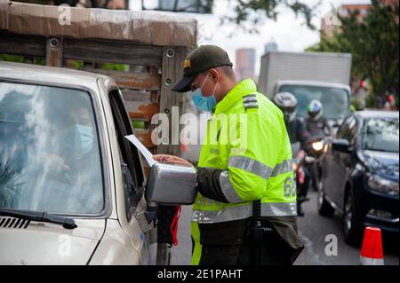 Die kolumbianische Polizei hat Kontrollpunkte festgelegt, um sicherzustellen, dass soziale Distanzierungsmaßnahmen von Bürgern befolgt werden, wenn Bogota in eine 4-tägige strenge Quarantäne eingeht. Iin Stockfoto