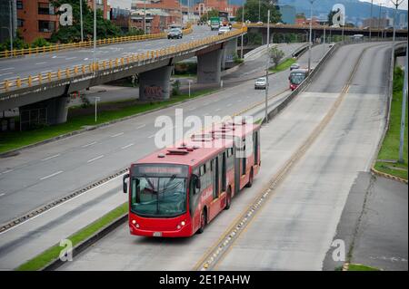 Kleine Gruppen von Taxis und Transportfahrzeuge entlang der öffentlichen Verkehrsmittel werden in der Autopista Norte gesehen, wie Bogota in einer 4 Tage strengen Quarantäne eintritt. In B Stockfoto