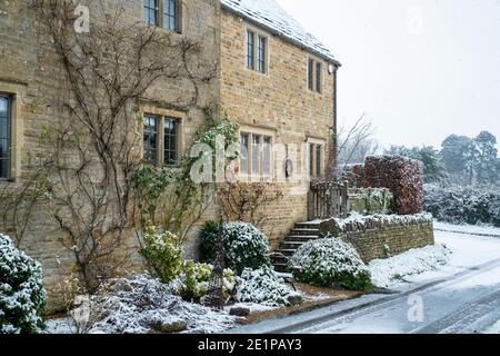 Cotswold Steinhütte im Dezember Schnee. Taynton, Cotswolds, Oxfordshire, England Stockfoto