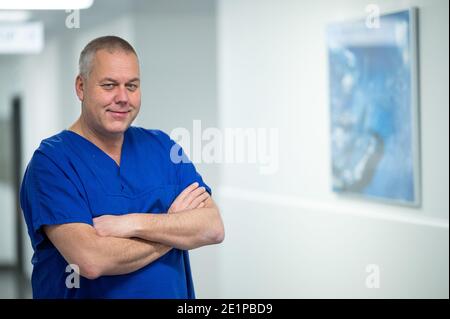 Ludwigsburg, Deutschland. Januar 2021. Götz Geldner, Ärztlicher Direktor der Klinik für Anästhesiologie, Intensivmedizin, Notfallmedizin und Schmerztherapie am Klinikum Ludwigsburg, steht am RKH Klinikum Ludwigsburg. In Baden-Württemberg wird die Belegung von Intensivstationen über ein Cluster-Konzept gesteuert. Intensivpatienten können zwischen den Kliniken der sechs Pflegebereiche verlegt werden, um eine bessere Verteilung zwischen den Krankenhäusern zu erreichen. Quelle: Sebastian Gollnow/dpa/Alamy Live News Stockfoto