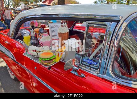 Einfahrtabletts auf der Seite des klassischen amerikanischen Kreuzfahrtschiffes beim Cooly Rocks on Retro Festival in Coolangatta an der Gold Coast, queensland Stockfoto