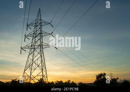 Die elektrische Energieübertragung ist die Massenbewegung elektrischer Energie von einem Erzeugungsstandort, wie z. B. einem Kraftwerk, zu einem elektrischen Umspannwerk. Stockfoto