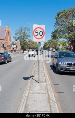 Ein 50 km/h-Geschwindigkeitsschild im inneren Vorort Annandale von Sydney, New South Wales, Australien Stockfoto