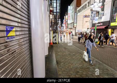 Yoyogi Uehara, Japan. Mai 2019. Eine muslimische Frau, die einen Hijab trägt, geht im Zentrum Gai im Jugendgebiet von Shibuya spazieren. Die Tokyo Camii Moschee ist die größte Moschee in Japan, wo Schätzungen derzeit die Einwanderer und einheimische Bevölkerung von Muslimen auf etwa 130,000. Kredit: SOPA Images Limited/Alamy Live Nachrichten Stockfoto