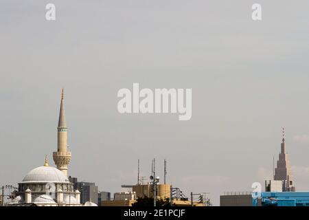 Yoyogi Uehara, Japan. März 2019. Die Kuppel und das Minarett der Tokyo Camii Moschee (links) mit dem Docomo Turm im Hintergrund. Die Tokyo Camii Moschee ist die größte Moschee in Japan, wo Schätzungen derzeit die Einwanderer und einheimische Bevölkerung von Muslimen auf etwa 130,000. Kredit: SOPA Images Limited/Alamy Live Nachrichten Stockfoto