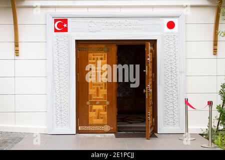 Yoyogi Uehara, Japan. Mai 2020. Blick auf eine Tür zum türkischen Kulturzentrum an der Tokyo Camii Moschee. Die Tokyo Camii Moschee ist die größte Moschee in Japan, wo Schätzungen derzeit die Einwanderer und einheimische Bevölkerung von Muslimen auf etwa 130,000. Kredit: SOPA Images Limited/Alamy Live Nachrichten Stockfoto