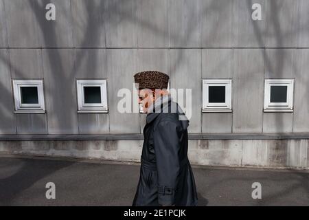 Yoyogi Uehara, Japan. März 2019. Ein muslimischer Mann mit seinen Haaren und seinem Bart orange gefärbt mit Henna geht in der Nähe der Tokyo Camii Moschee in Yoyogi-Uehara. Die Tokyo Camii Moschee ist die größte Moschee in Japan, wo Schätzungen derzeit die Einwanderer und einheimische Bevölkerung von Muslimen auf etwa 130,000. Kredit: SOPA Images Limited/Alamy Live Nachrichten Stockfoto