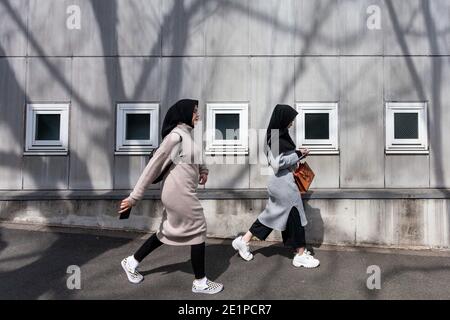 Yoyogi Uehara, Japan. März 2019. Muslimische Immigranten, die Hijabs tragen, gehen in der Nähe der Tokyo Camii Moschee in Yoyogi Uehara.die Tokyo Camii Moschee ist die größte Moschee in Japan, wo Schätzungen derzeit die Einwanderer und die einheimische Bevölkerung von Muslimen auf etwa 130,000. Quelle: Damon Coulter/SOPA Images/ZUMA Wire/Alamy Live News Stockfoto