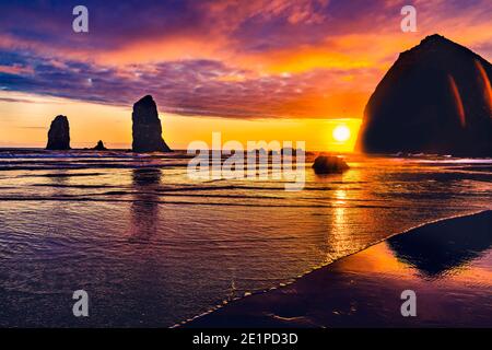 Farbenfrohe Sonnenuntergänge Haystack Rock Sea Stacks Canon Beach Clatsap County Oregon. Ursprünglich entdeckt von Clark von Lewis Clark im Jahr 1805 Stockfoto