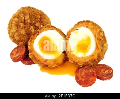 Chorizo und Huhn Scotch Ei mit runny Eigelb isoliert auf Ein weißer Hintergrund Stockfoto
