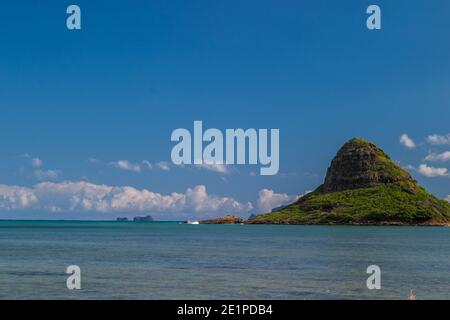 Mokoli'i Island (früher bekannt als der veraltete Begriff „Chinaman's hat“), Mokoli'i (Oahu, OÊ»ahu) Hawaii, Vereinigte Staaten von Amerika Stockfoto