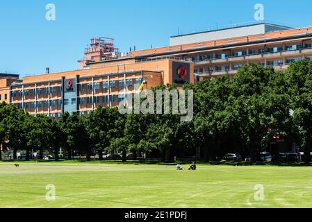 Melbourne, Australien. Januar 2021. Blick auf das Alfred-Krankenhaus vom Fawkner-Park über die gemähte Wiese, mit Menschen im Park. Das Alfred Hospital in Melbourne ist eines der zentralen Krankenhäuser mit General Hospital, Notaufnahme und spezialisierten medizinischen Suiten sowie einem großen medizinischen Forschungsgebiet. Kredit: SOPA Images Limited/Alamy Live Nachrichten Stockfoto