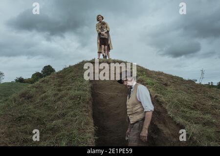 ERSCHEINUNGSDATUM: 29. Januar 2021 TITEL: The Dig STUDIO: Netflix REGIE: Simon Stone PLOT: Ein Archäologe begibt sich auf die historisch wichtige Ausgrabung von Sutton Hoo im Jahr 1938. MIT Ralph FIENNES als Basil Brown, CAREY MULLIGAN als Edith Pretty. (Bild: © Netflix/Entertainment Pictures) Stockfoto