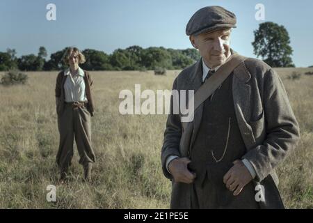 ERSCHEINUNGSDATUM: 29. Januar 2021 TITEL: The Dig STUDIO: Netflix REGIE: Simon Stone PLOT: Ein Archäologe begibt sich auf die historisch wichtige Ausgrabung von Sutton Hoo im Jahr 1938. MIT Ralph FIENNES als Basil Brown, CAREY MULLIGAN als Edith Pretty. (Bild: © Netflix/Entertainment Pictures) Stockfoto