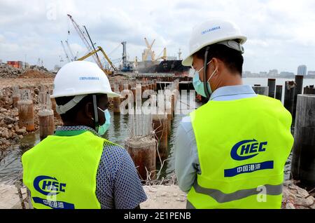 Nairobi. Januar 2021. Ingenieure aus China und Tansania sprechen über das Bauvorhaben auf der Baustelle des Projekts zur Modernisierung des Hafens dar es Salaam in dar es Salaam, Tansania, 8. Juli 2020. Quelle: Xinhua/Alamy Live News Stockfoto