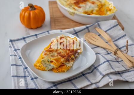 Hausgemachte leckere Cannelloni Kürbis auf einem Tisch Stockfoto