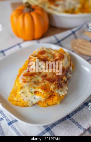 Hausgemachte leckere Cannelloni Kürbis auf einem Tisch Stockfoto