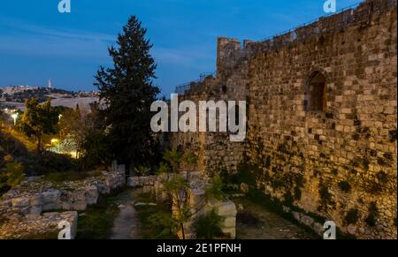 Blick auf den Olivenberg an den osmanischen Mauern der Altstadt, erbaut im 16. Jahrhundert vom türkischen Sultan Suleiman, dem herrlichen Jerusalem Israel Stockfoto