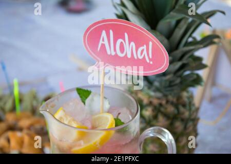 Limonade oder Cocktail aus rosa Melonen im Glas, mit Zitronen, Minze und Eis. Kaltes Sommergetränk, Partydrink-Konzept aus der Nähe Stockfoto
