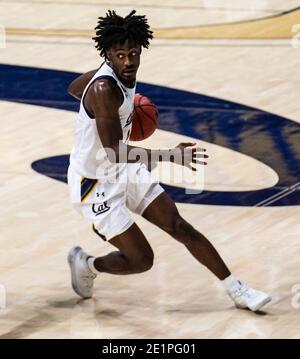 Berkeley, CA, USA, 07. Januar 2021. A. Kalifornien Wache Joel Brown (1) fährt zum Reifen während der NCAA Männer Basketball Spiel zwischen Washington State Cougars und Kalifornien 60-71 verloren im Hass Pavilion Berkeley Calif. Thurman James/CSM/Alamy Live News Stockfoto