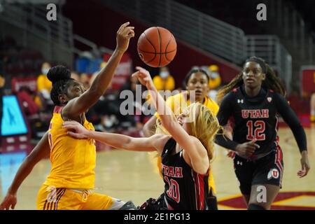 Südkalifornien-Trojaner führen Jordan Sanders (5) und Utah Utes vor Wache Dru Gylten (10) Kampf um den Ball während einer NCAA College Frauen Basketba Stockfoto