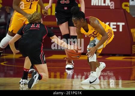 Südkalifornien-Trojaner führen Jordan Sanders (5) und Utah Utes vor Wache Brynna Maxwell (11) Kampf um den Ball während einer NCAA College Frauen bask Stockfoto