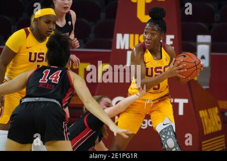 Südkalifornien Trojaner Jordan Sanders (5) wird von Utah verteidigt UTES Wache Brynna Maxwell (11) während einer NCAA College Frauen Basketball-Gam Stockfoto