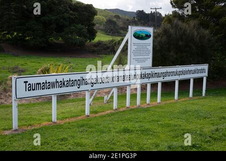 Taumatawhakatangihangakoauauotamateuripukakapikimaungahoronukupokaiwhenuakitanatahu, der weltweit längste Ortsname, in der Nähe von Porangahau, Neuseeland Stockfoto