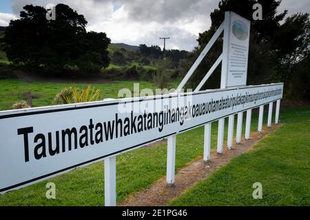 Taumatawhakatangihangakoauauotamateuripukakapikimaungahoronukupokaiwhenuakitanatahu, der weltweit längste Ortsname, in der Nähe von Porangahau, Neuseeland Stockfoto