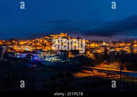 Nachtansicht des Dorfes Valensole, Provence, Frankreich Stockfoto