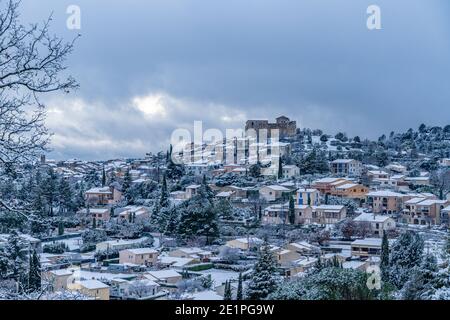 Dorf gréoux les bains, Dorf im Schnee, Provence, Frankreich Stockfoto