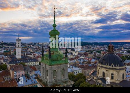 Lviv, Ukraine - 2020: Luftaufnahme der Dominikanerkirche und Dormitionskirche in Lviv, Ukraine von Drohne Stockfoto