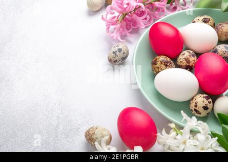 Frühlingskomposition. Grüner Minzteller mit ostereiern, auf Steingrund. Platz für Text - Bild kopieren Stockfoto