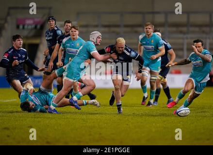 Krieger Nutte Niall Annett hält zurück Verkauf Sharks Nutte Akker Van Der Merwe, als er einen losen Ball während der jagt Gallagher Premiership Match Sale Stockfoto