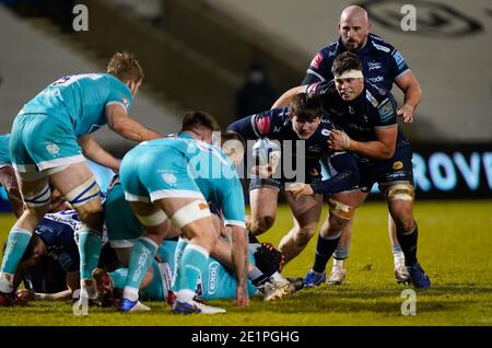 Sale Sharks-Flanker Tom Curry unterstützt von Flanker Jono Ross Und Jake Cooper-Wooley fährt zur Worcester Warriors Try Line Während der Gallagher PR Stockfoto