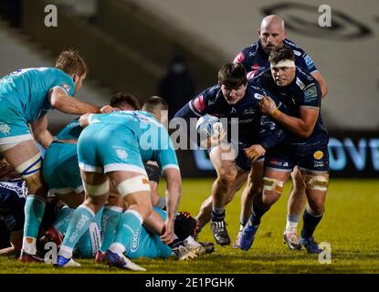 Sale Sharks-Flanker Tom Curry unterstützt von Flanker Jono Ross Und Jake Cooper-Wooley fährt zur Worcester Warriors Try Line Während der Gallagher PR Stockfoto